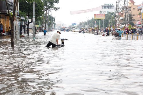TP.HCM:[-]Đường[-]biến[-]thành[-]sông,[-]kẹt[-]xe[-]hàng[-]giờ[-]sau[-]cơn[-]mưa[-]lớn